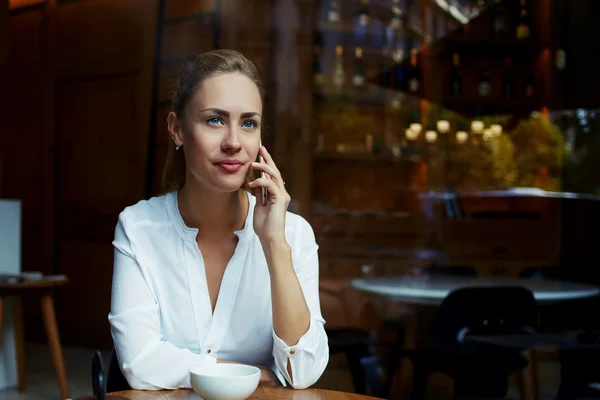 Mujer de negocios teniendo una conversación seria — Foto de Stock