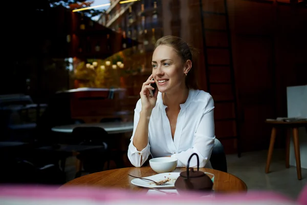 Female calling with cell telephone — Stock Photo, Image