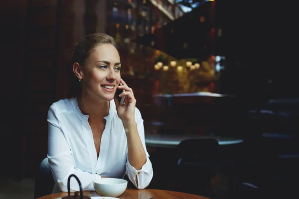 Cheerful female talking on mobile phone — Stock Photo, Image