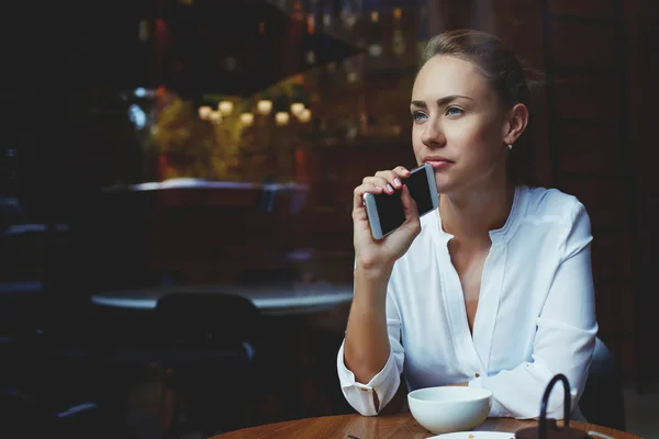 Ung forretningskvinne med mobiltelefon – stockfoto