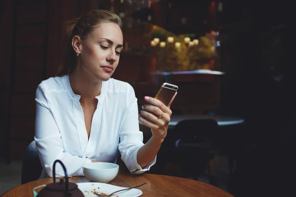 Geschäftsfrau liest per Smartphone — Stockfoto