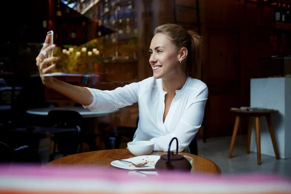 Woman photographing herself in cafe — Φωτογραφία Αρχείου