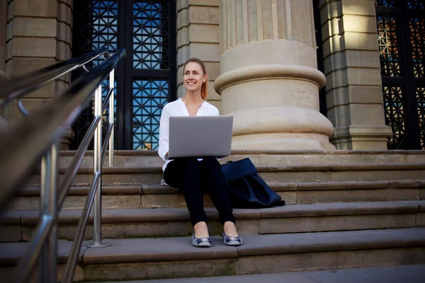 Estudiante femenina usando netbook portátil — Foto de Stock