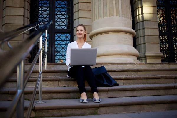 Studentin benutzt tragbares Netbook — Stockfoto