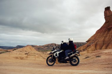 Güzel manzara inceleyerek turist