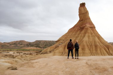 Güzel manzara inceleyerek turist