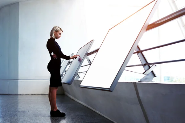 Молода бізнес-леді використовує інтерактивний дисплей — стокове фото