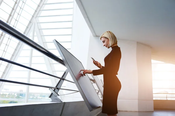 Joven empresaria usando pantalla interactiva — Foto de Stock