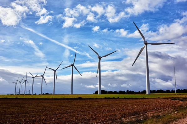 Vit vindkraftverk — Stockfoto