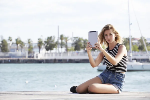 Frau mit digitalem Tablet — Stockfoto