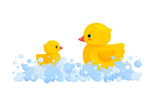 Familia de pato de goma en espuma de jabón aislada en fondo blanco. Vista lateral de juguetes de pato de plástico amarillo en suds, padres y bebés. Ilustración vectorial — Vector de stock