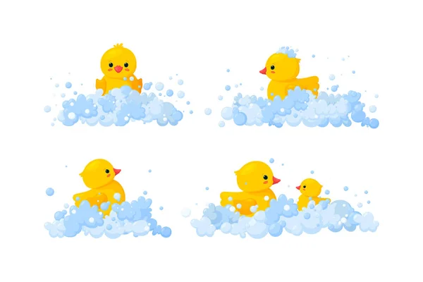 Família de pato de borracha em espuma de sabão isolado em fundo branco. Conjunto de brinquedos de pato de plástico amarelo em suds, pai e bebê. Ilustração vetorial — Vetor de Stock