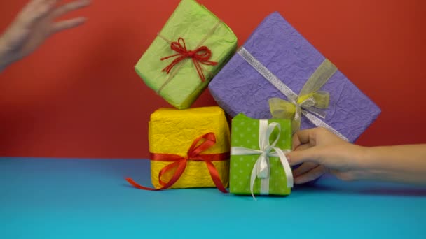 Ünnepi ajándékok színes háttér, egy csomó ajándék doboz — Stock videók