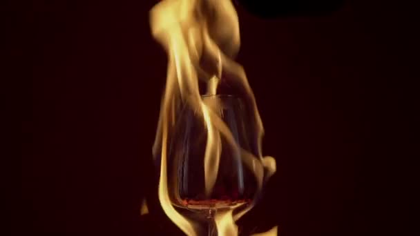 Verter vino tinto en la quema de vino en el fuego, disparar en cámara lenta, cámara lenta — Vídeos de Stock