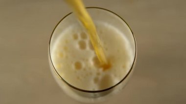 Bira bardağına dökülen hafif bira, bira konsepti.