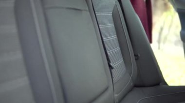 Kadın yolcu koltuğunda oturuyor, müşteri taksi kullanıyor.