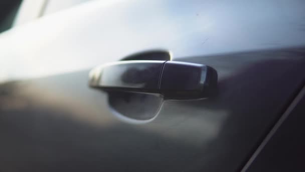 Manija de la puerta de cerca puerta trasera abierta mujer y entrar en el coche de taxi al asiento del pasajero — Vídeos de Stock