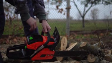 Oduncu testereye bakıyor, ağaç kesiyor, ağaç kesiyor.