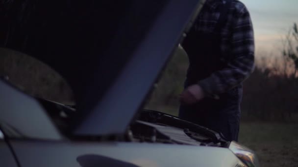 Automechaniker Motorhaube auf und Motor an, Öl prüfen, kaputtes Auto reparieren — Stockvideo