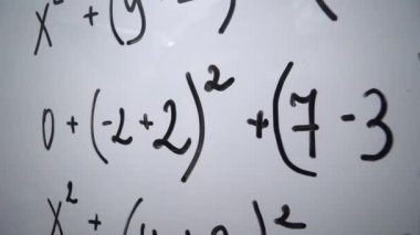 Matematik denklemi beyaz tahtada. Matematik dersleri, eğitim kavramı
