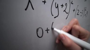Öğretmen tahtaya matematik denklemi yazıyor. Okul matematik dersi