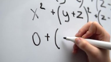 Matematiği beyaz tahtaya yakın çekim yaparak. Matematik dersi, eğitim kavramı