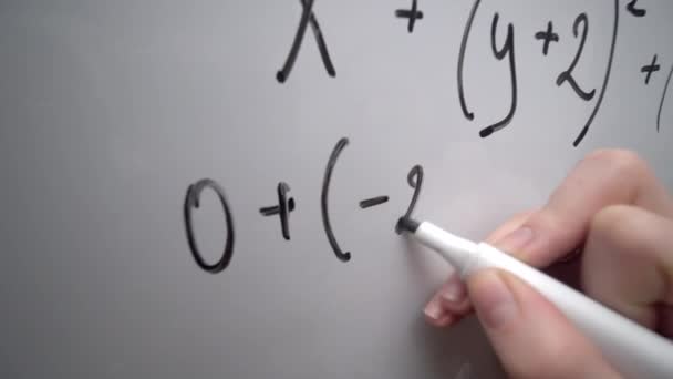 Estudiante escribiendo ecuación matemática en pizarra blanca, haciendo ejercicios matemáticos — Vídeo de stock