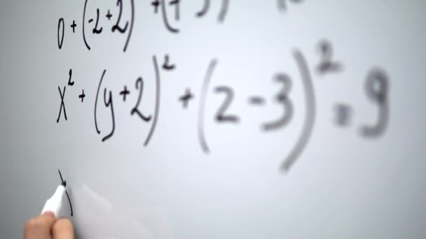 Escrevendo equação matemática no quadro branco, exercícios matemáticos, aulas escolares — Vídeo de Stock