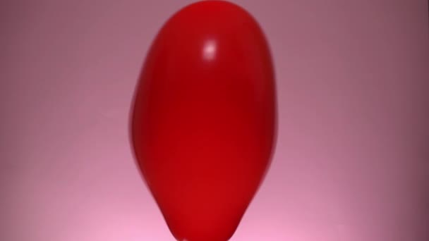 Valentijnsdag concept. Hart vorm ballon op roze achtergrond — Stockvideo