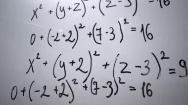 Matematik denklemli beyaz tahta, matematik formülü. Cebir dersi konsepti