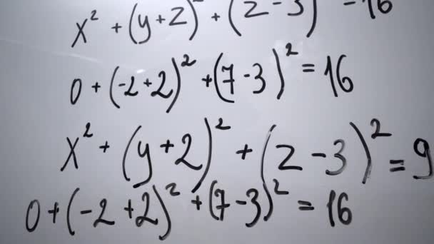 Quadro branco com equação matemática, fórmula matemática. Conceito de lição de álgebra — Vídeo de Stock