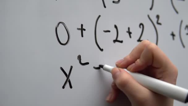 El yazısı matematik denklemini beyaz tahtaya yakın tut. — Stok video