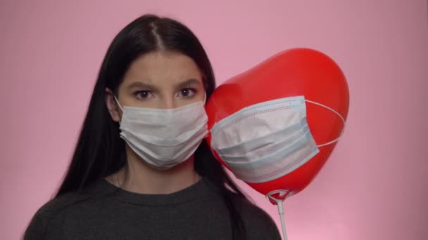 コロナウイルスの社会的距離概念。防護マスクの女。バレンタインデー — ストック動画
