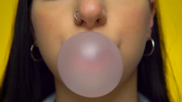 Smiling attractive girl blowing bubble gum candy, chawing mouth — Stock Video