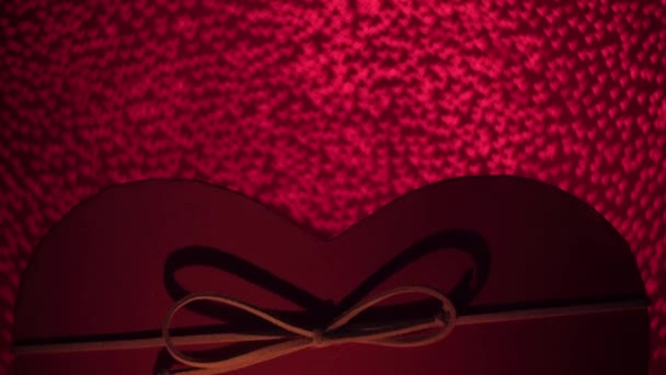 Saint-Valentin concept de fête. Boîte présente sur fond bokeh lumières coeur — Video