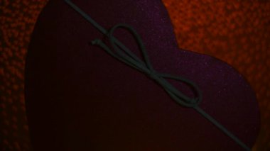 Bokeh Heart Lights arkaplanındaki Sevgililer Günü hediye kutusu