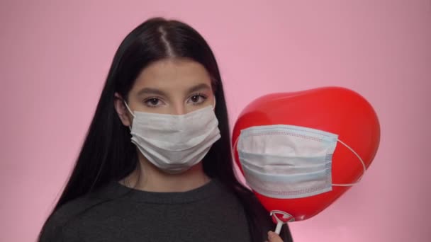 Woman in protective mask, social distance on covid-19 quarantine concept — Stockvideo