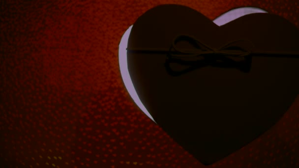 Forme de coeur boîte présente sur fond bokeh. Saint Valentin concept — Video