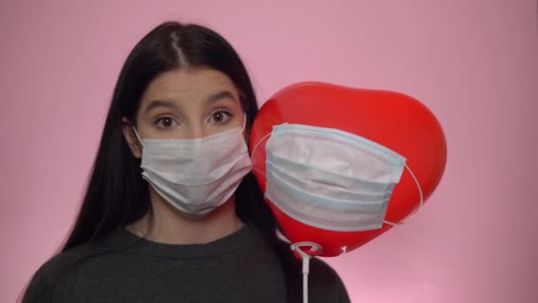 Quarantine social distance, woman in protective mask. St. Valentines Day — Stock video