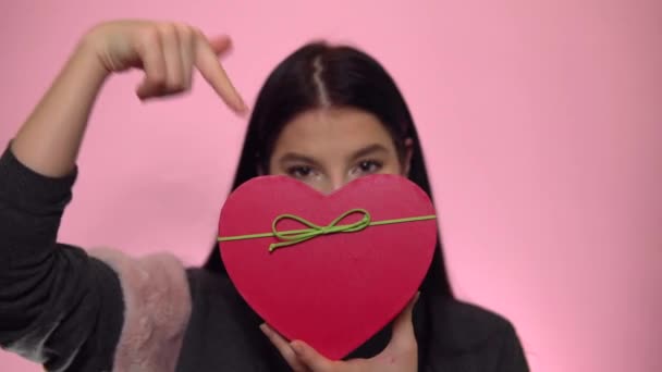 Mujer con caja de regalo de corazón, día de San Valentín, celebración de vacaciones — Vídeos de Stock