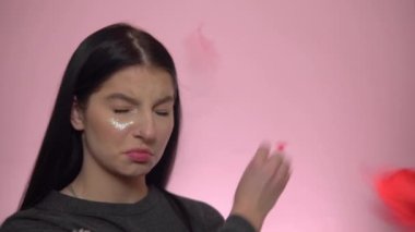 Sevgililer Günü 'nde kırık bir balonu olan üzgün bir kadın. Ayrılma konsepti