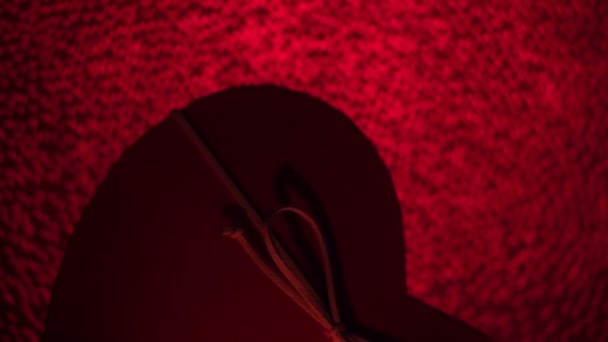 Regalo di S. Valentino su sfondo rosso cuore di bokeh. Scatola regalo, concetto di vacanza — Video Stock