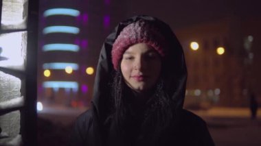 Kar yağarken dışarıda yürüyen çekici bir kadın. Güzel, karlı bir kış.