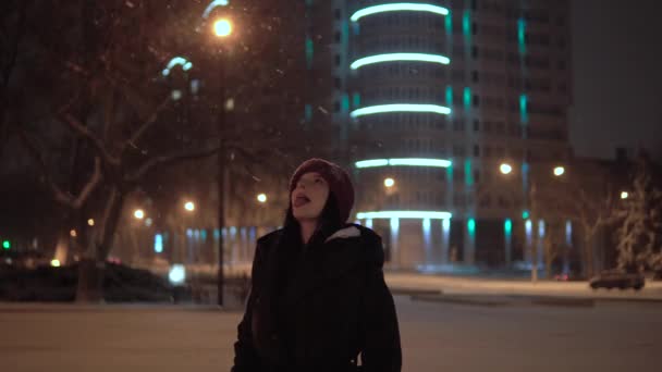 Drôle attrayant femme walkig sur la rue. Météo enneigée. Attraper des flocons de neige — Video