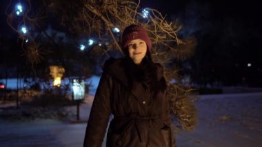 Mutlu kadın, kış karlı havadan heyecanlanıyor. Gece yürüyüşü.. 