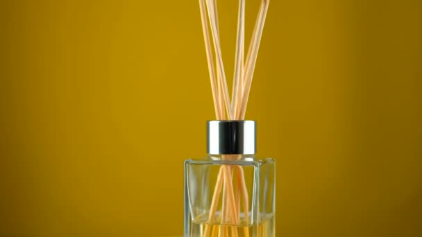 Difuzor aromaterapie, koncept domácího parfému, otočení rákosového difuzoru na pozadí — Stock video