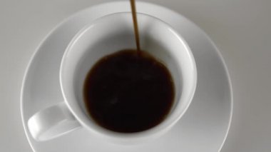 Beyaz fincana kahve dolduruyorum, espresso yakın. Döndürme 360 derece