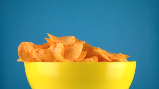 Patates cipsi servis masasında, mavi arka planda. Atıştırmalıklar, sağlıksız fast food — Stok video