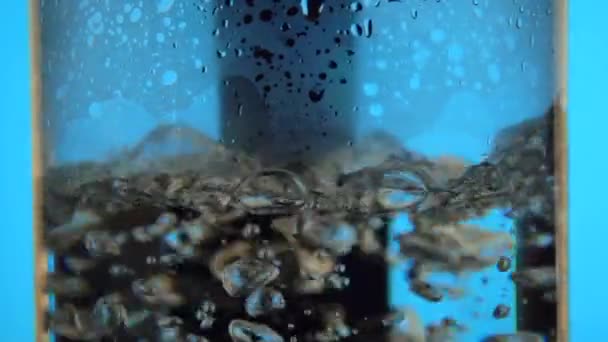 Βραστό νερό σε ηλεκτρικό διάφανο γυάλινο βραστήρα σε αργή κίνηση — Αρχείο Βίντεο