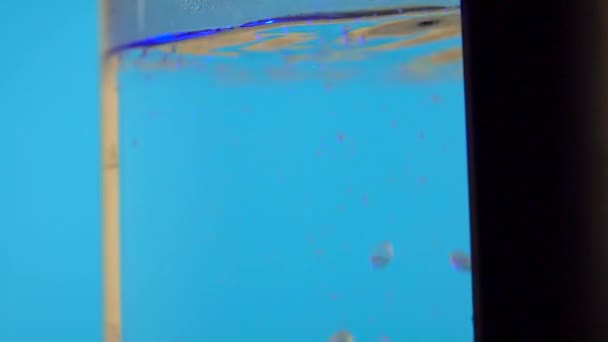Chaleira de vidro transparente na mesa de rotação em câmara lenta. Água fervida perto — Vídeo de Stock